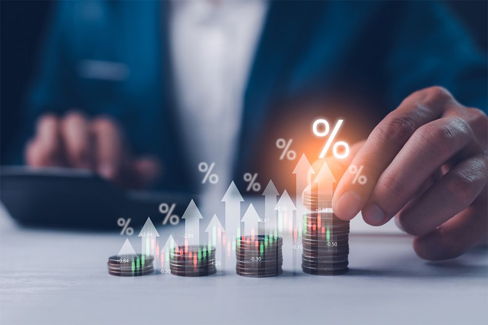 Foto: Mann mit Münzen